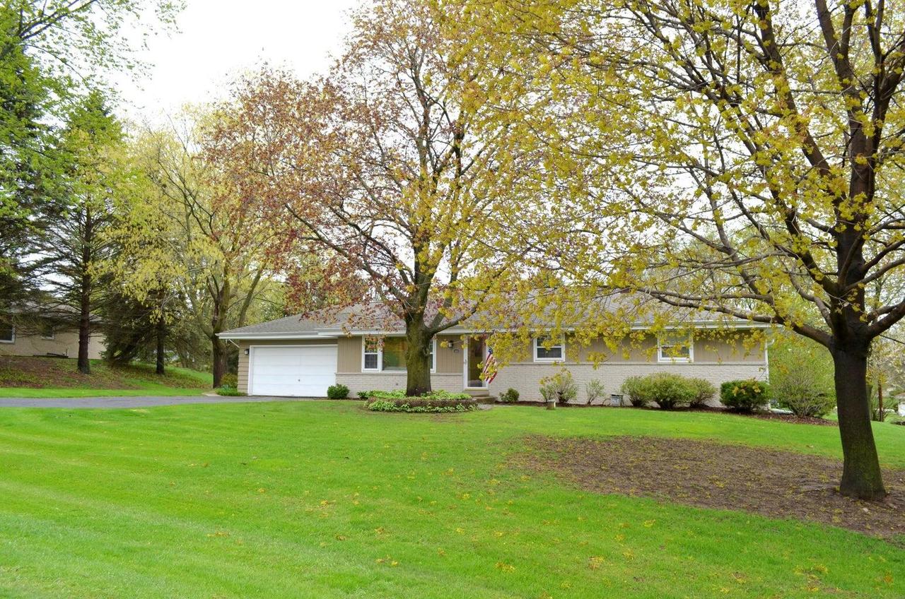 3185 S Thornapple Ln, New Berlin, WI 53146