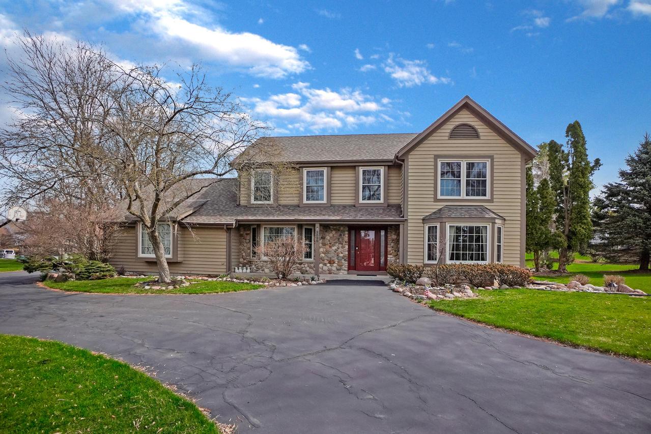 2320 Buckingham Pl, Brookfield, WI 53045