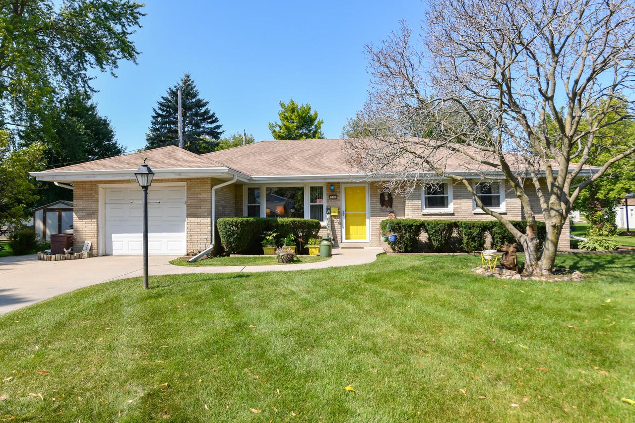 234 Millwood Ln, Waukesha, WI 53188