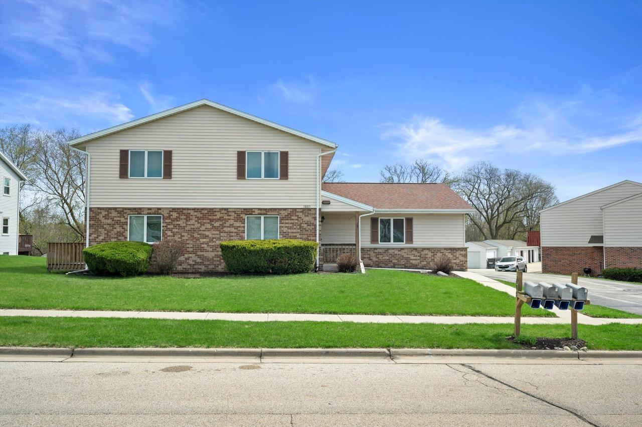 1605 Vogt Dr, West Bend, WI 53095