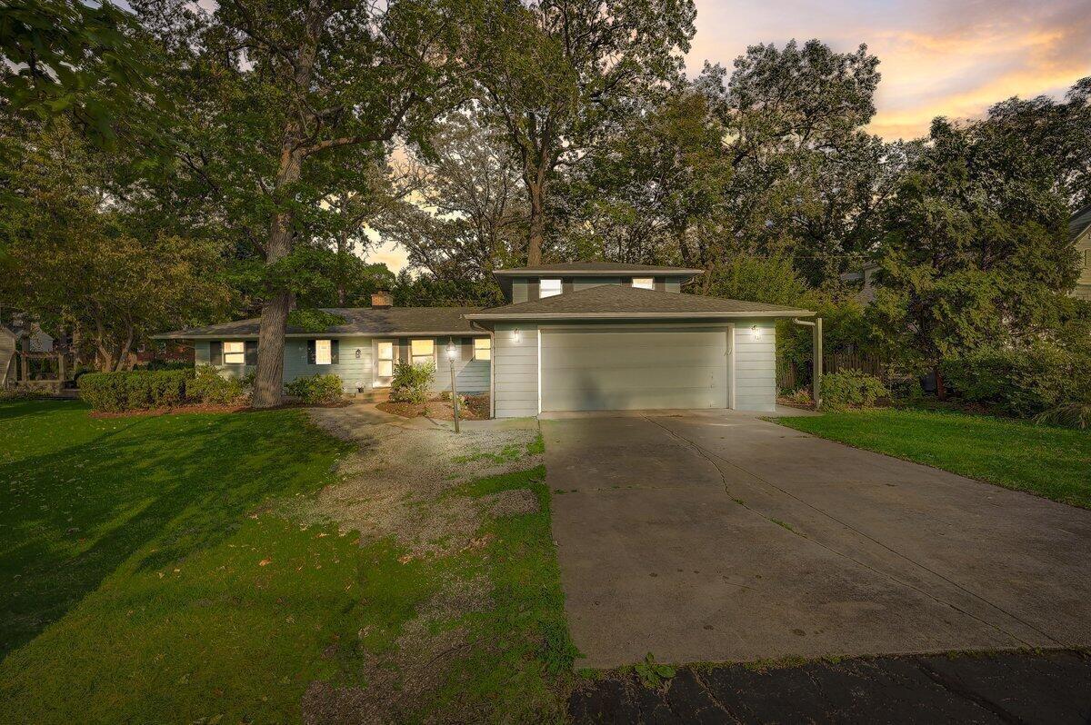 1532 N 124th St, Wauwatosa, WI 53226