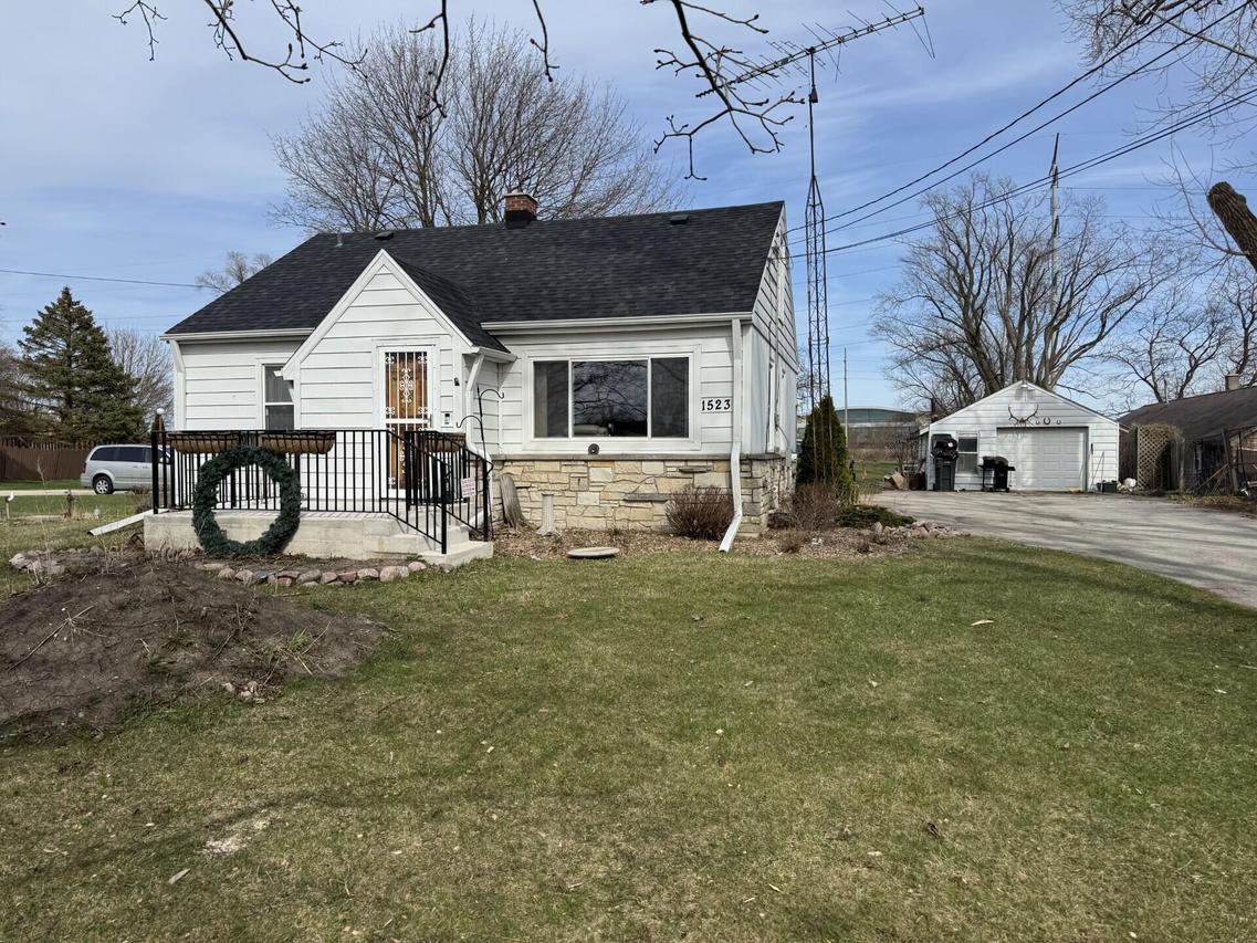 1523 Willow Rd, Mount Pleasant, WI 53177