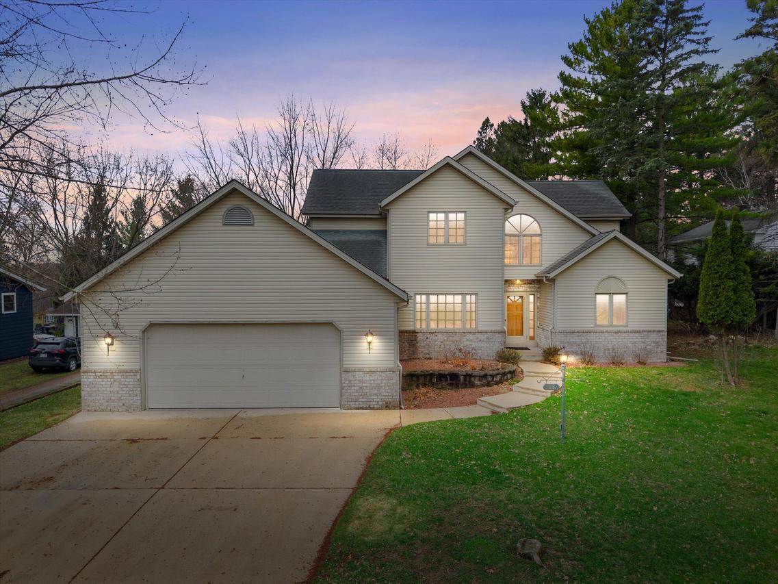 4009 Hickory Knoll, Delafield, WI 53029