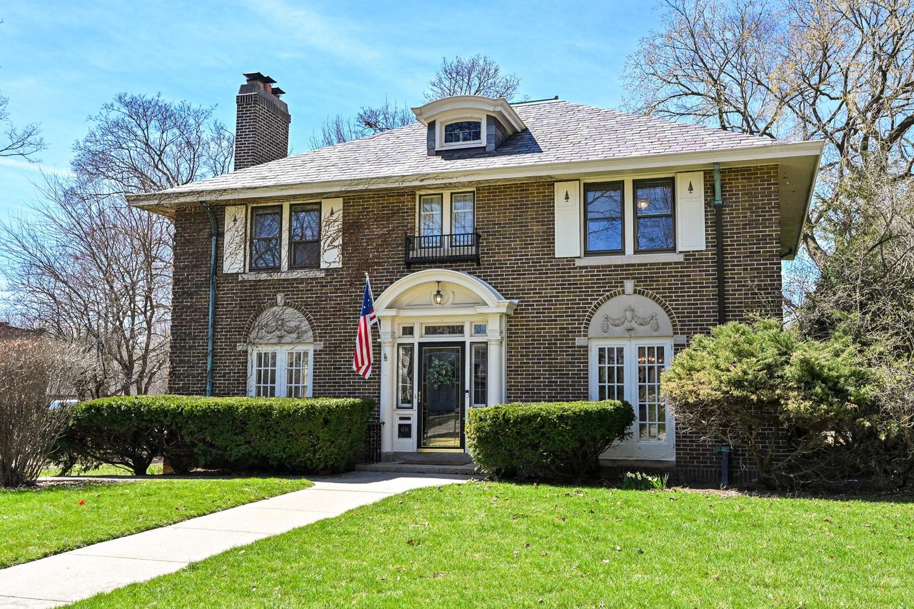 6139 W Washington Cir, Wauwatosa, WI 53213