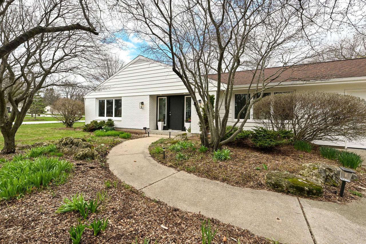 8207 N Regent Rd, Fox Point, WI 53217