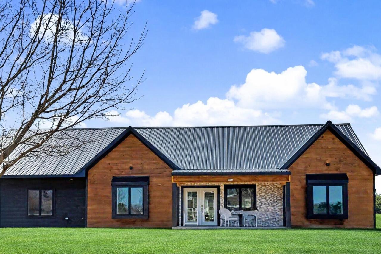 1401 Devon Rd, Burlington, WI 53105