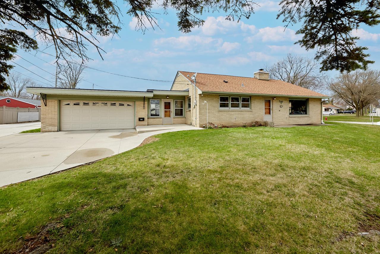 2909 S 76th St, West Allis, WI 53219