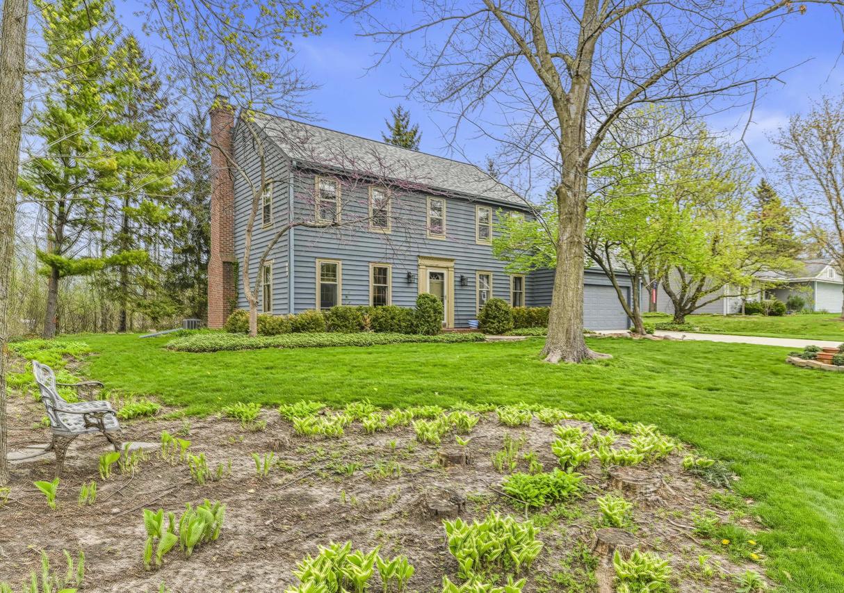 406 Crescent Ln, Thiensville, WI 53092