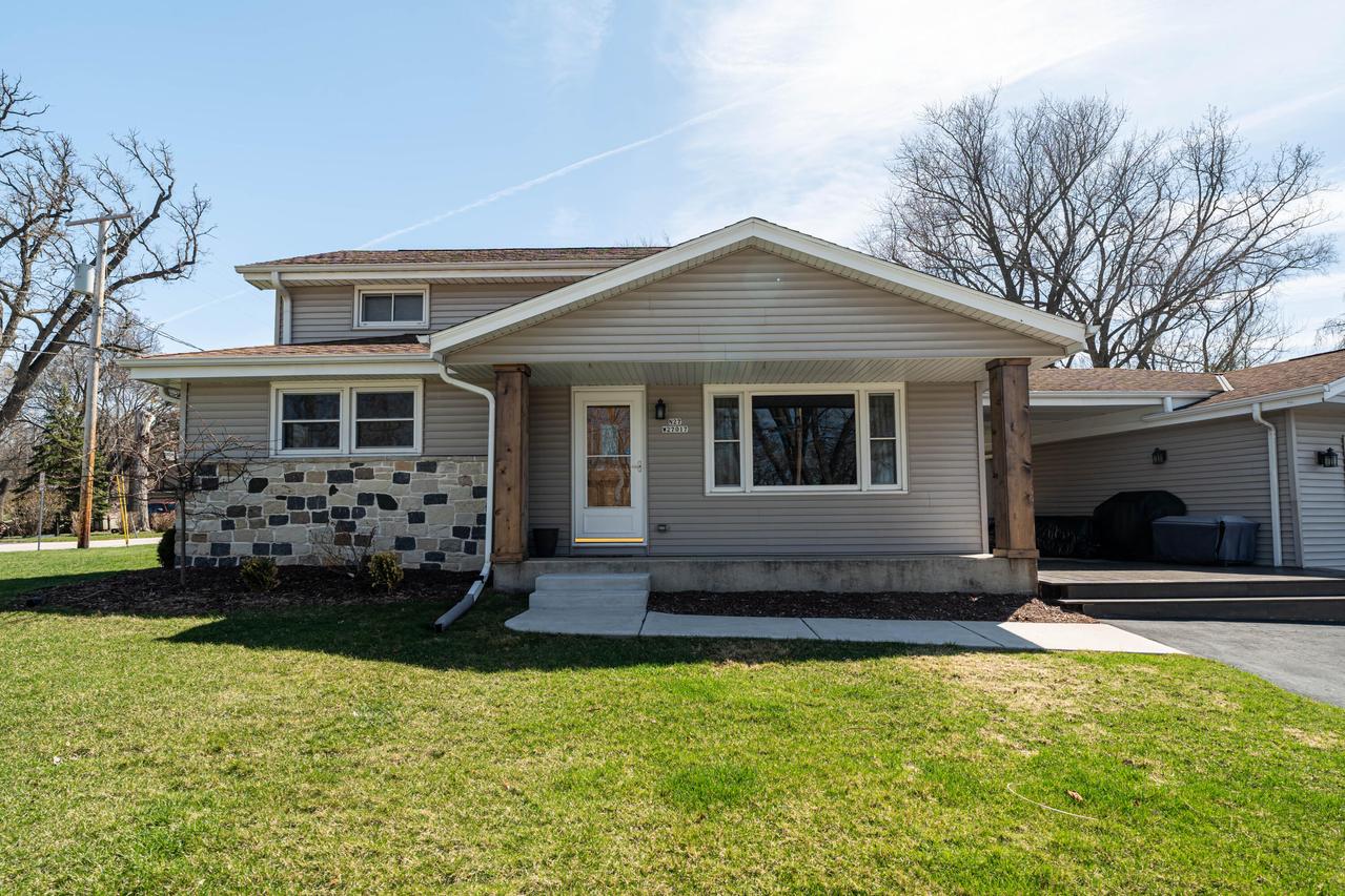 N27W27017 Woodland Dr, Pewaukee, WI 53072