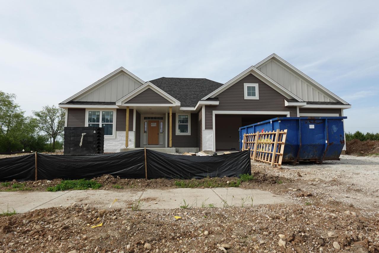 1302 Lynn Cir, Oconomowoc, WI 53066