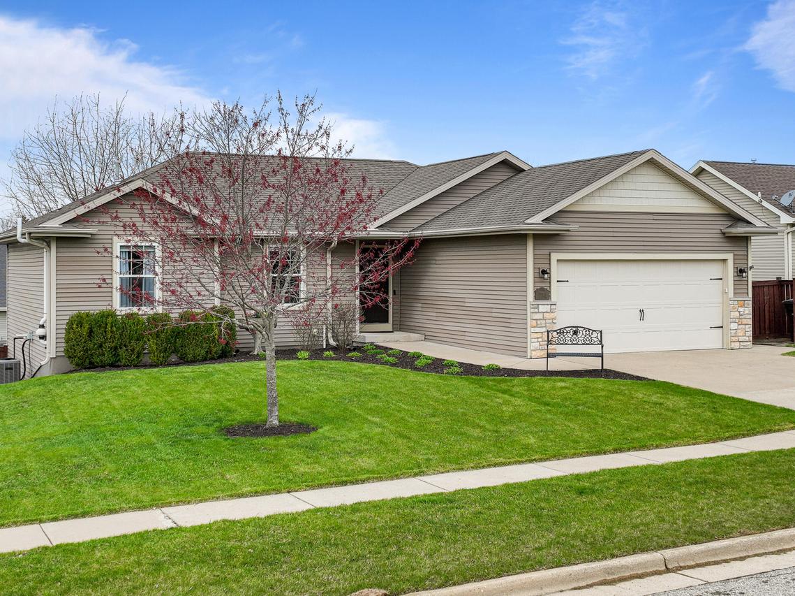 724 N Joshua Ln, Lake Geneva, WI 53147