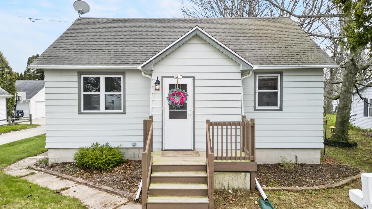 1217 Macarthur Ave, Sheboygan, WI 53083