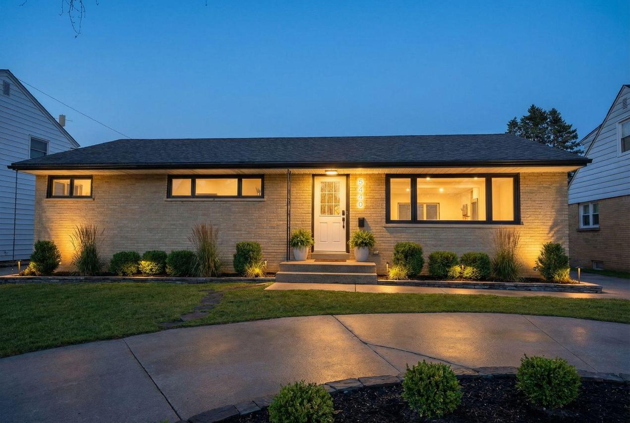 5440 N Navajo Ave, Glendale, WI 53217