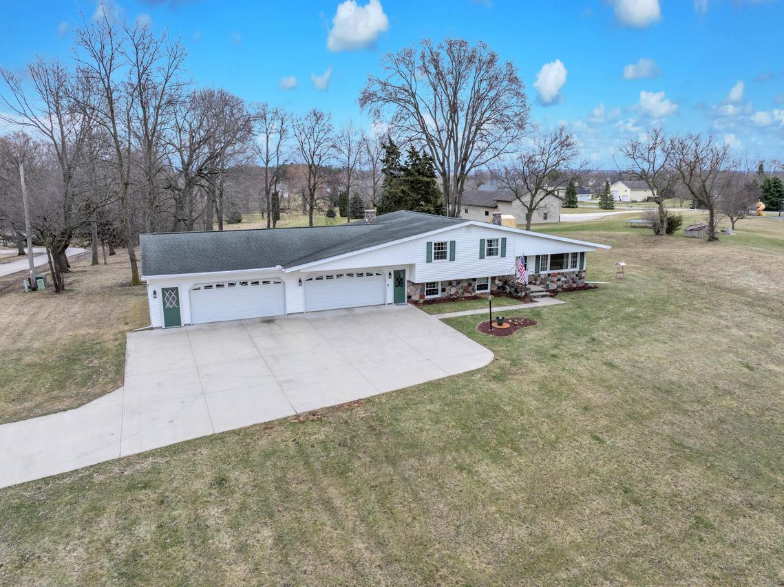 W8090 Thomaswood Trl, Lamartine, WI 54937