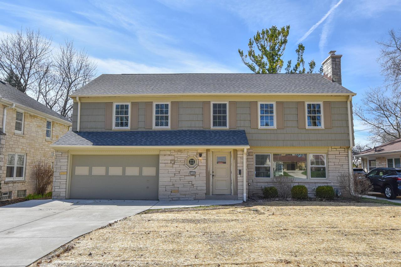 2545 N Swan Blvd, Wauwatosa, WI 53226