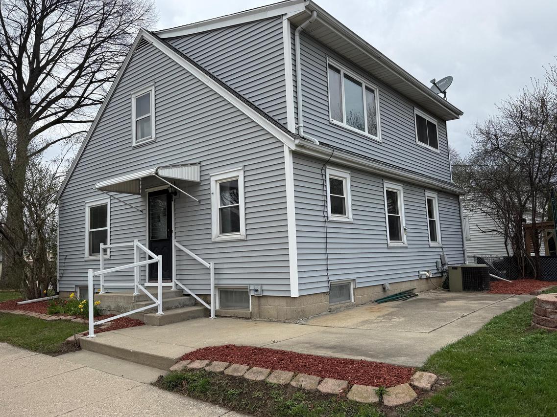 1022 S 90th St, West Allis, WI 53214