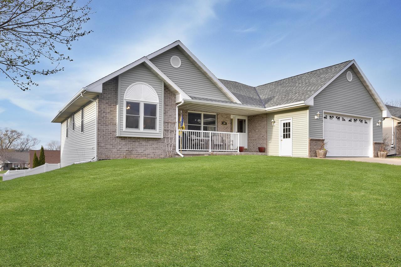 1108 Fieldstone Dr, Hartford, WI 53027