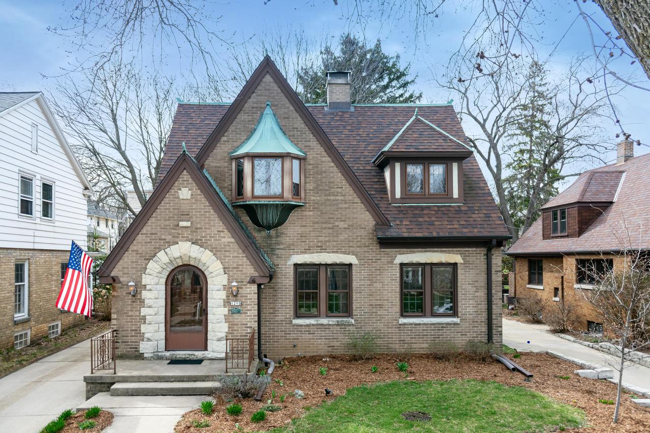 1295 N 63rd St, Wauwatosa, WI 53213