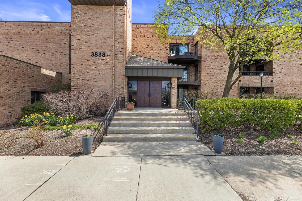 3838 N Oakland Ave #269, Shorewood, WI 53211
