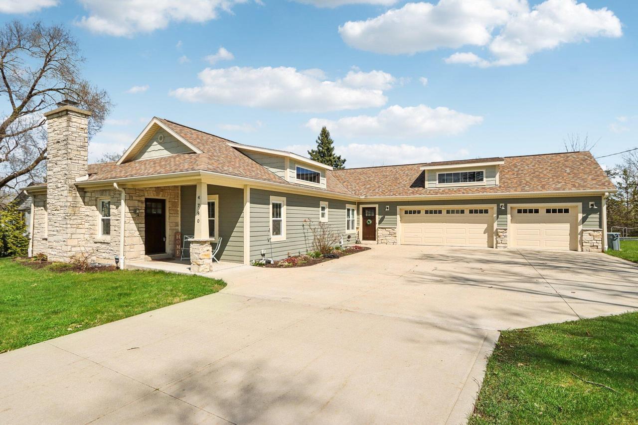 4780 E Meadow Vw, Brookfield, WI 53005