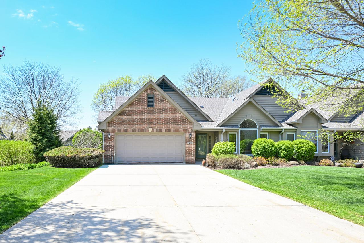 215 Kirkham Ct, Brookfield, WI 53045