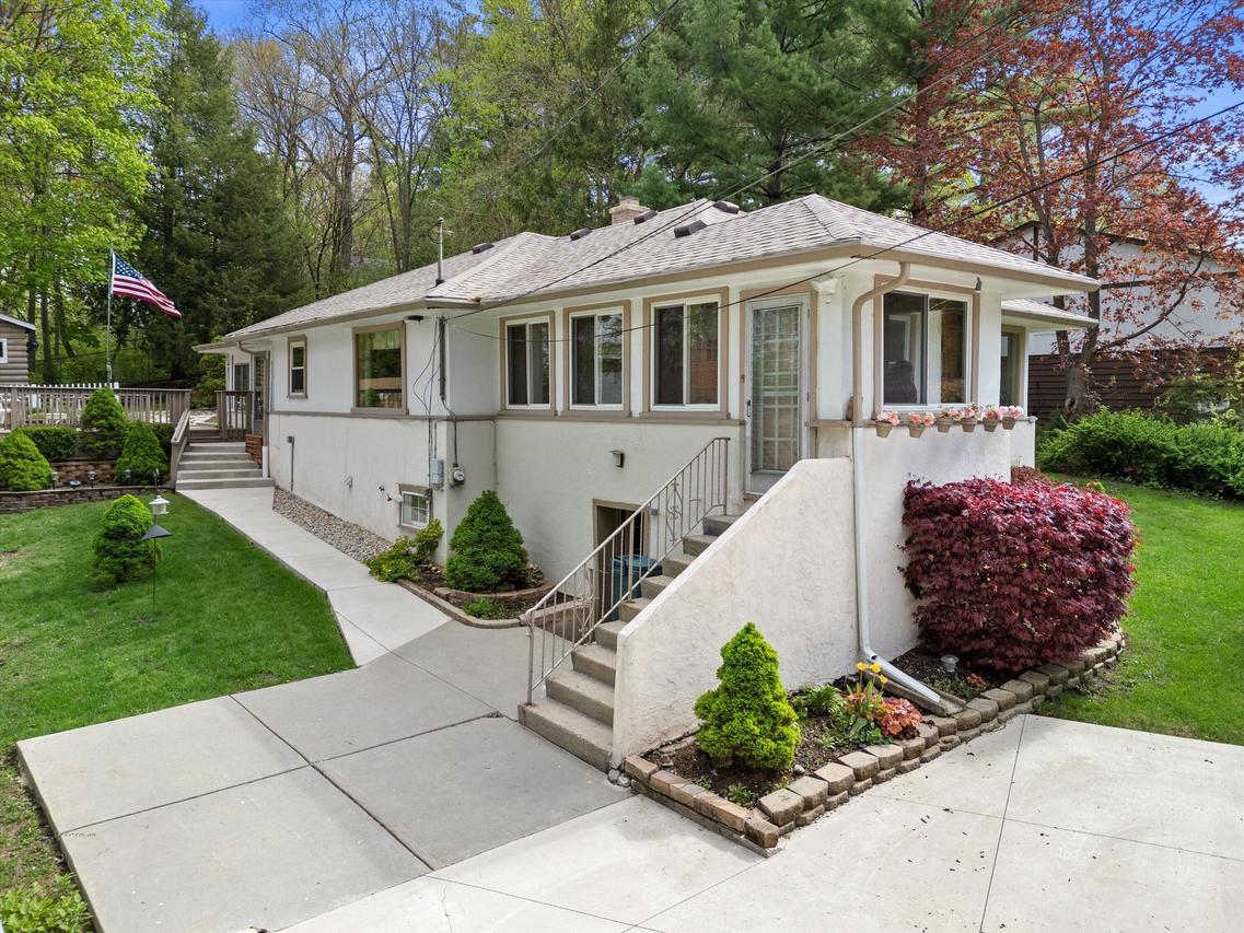 408 Valley Rd, Twin Lakes, WI 53181