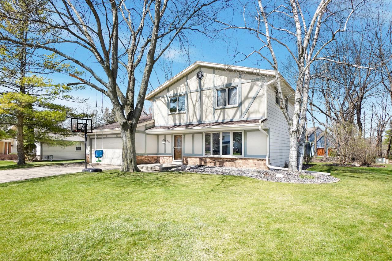 738 E Buckingham Way, Hartland, WI 53029