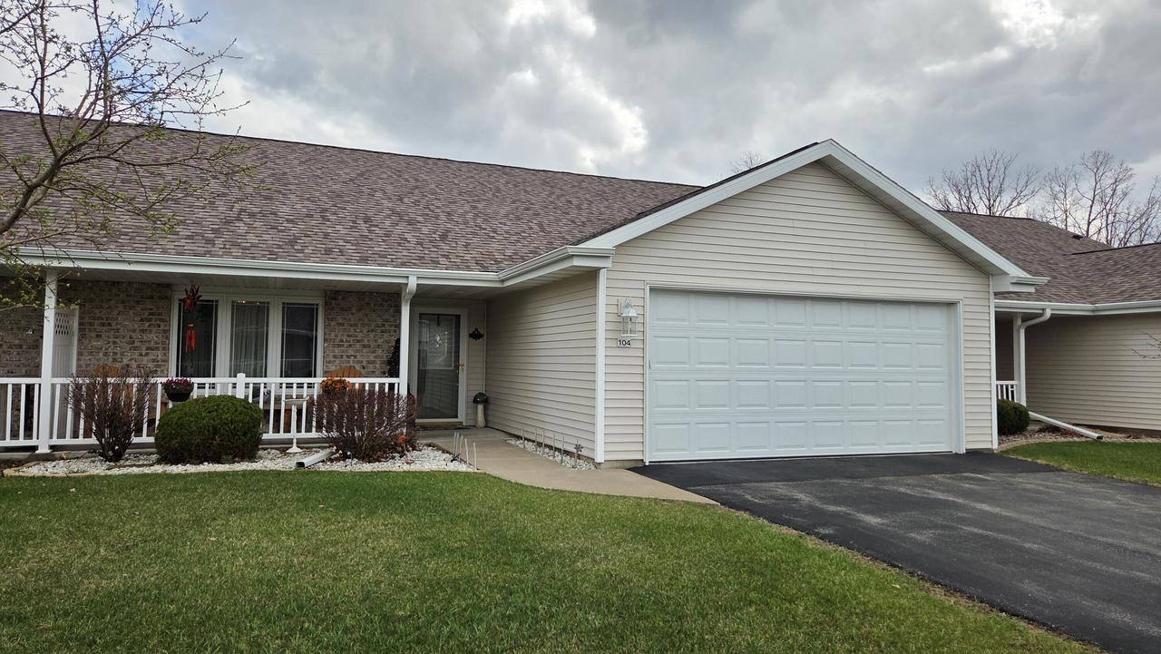 104 Queens Way, Fond Du Lac, WI 54935