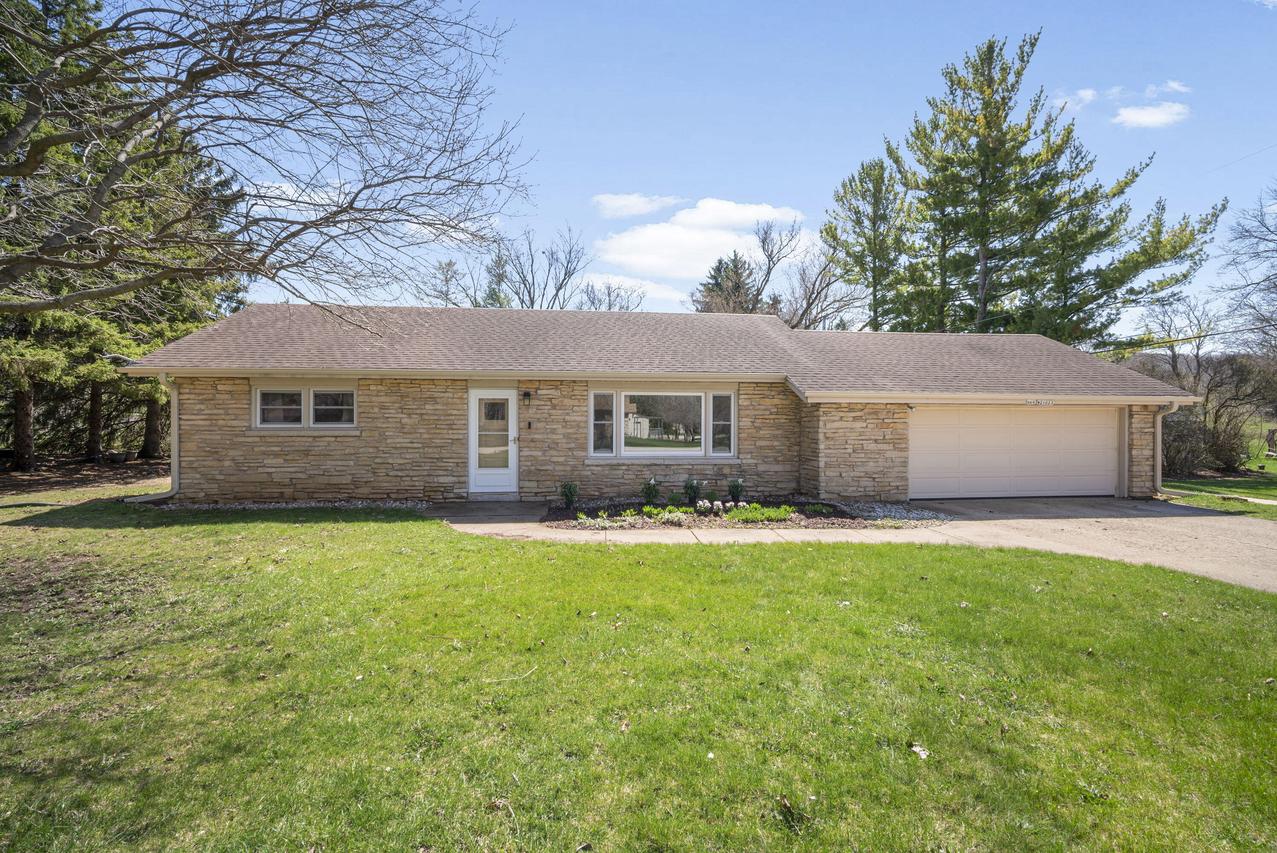 N69W21023 Pleasant St, Menomonee Falls, WI 53051