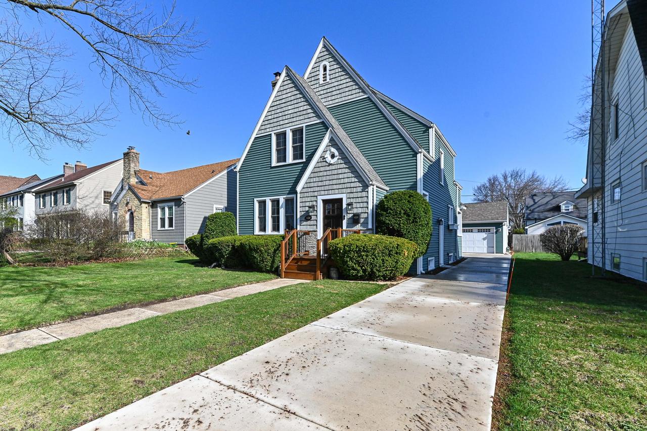 520 74th St, Kenosha, WI 53143