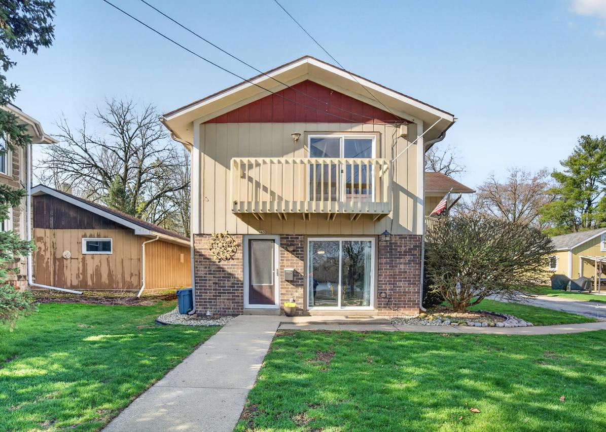 445 W Chestnut St, Burlington, WI 53105