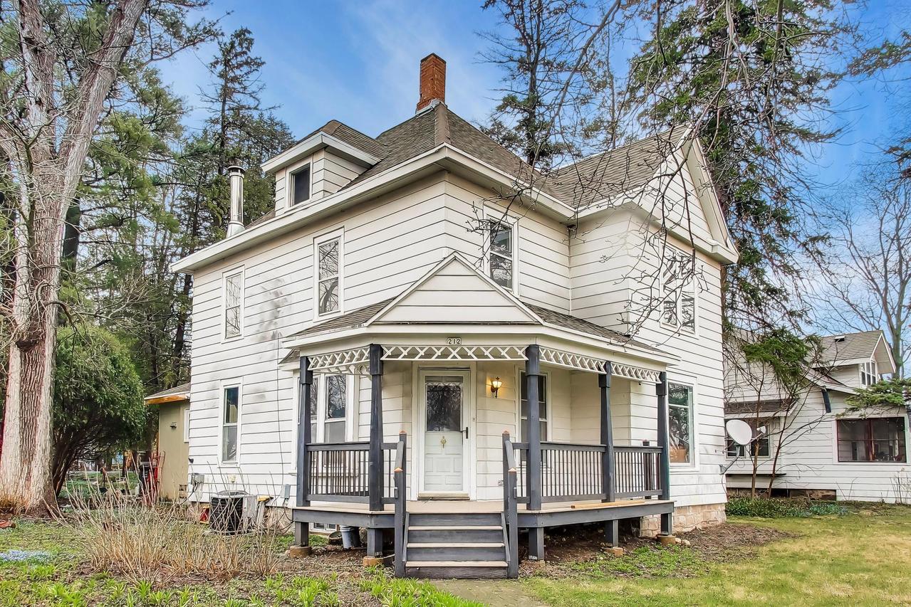 212 Kenosha St, Walworth, WI 53184