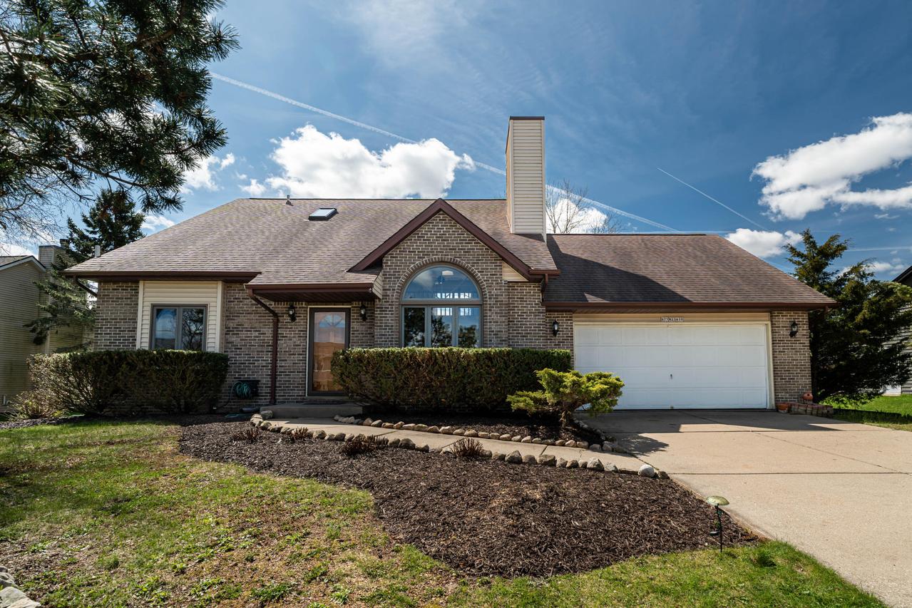 N75W23419 N Ridgeview Cir, Sussex, WI 53089