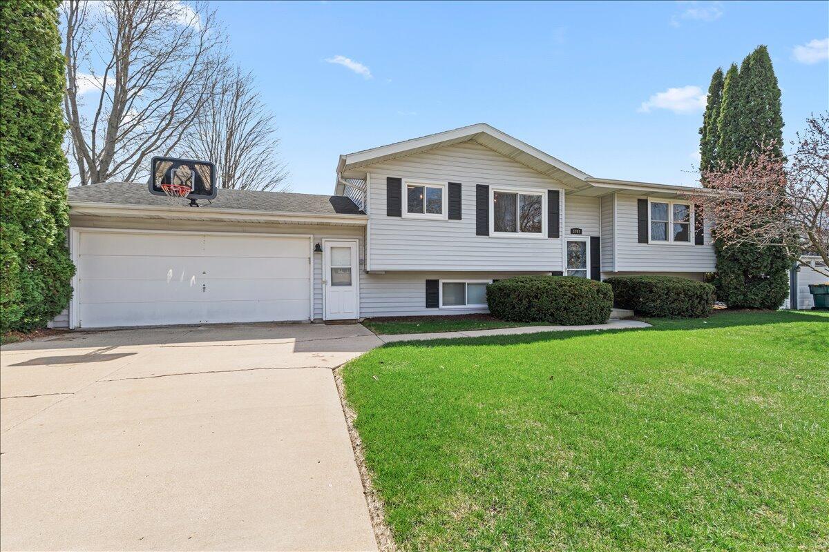 1707 Larkspur Ln, West Bend, WI 53090