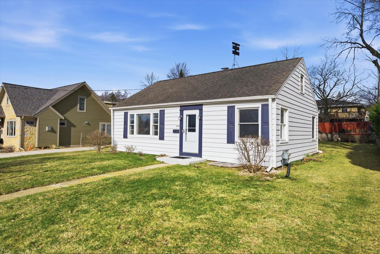 1216 15th Ave, Grafton, WI 53024