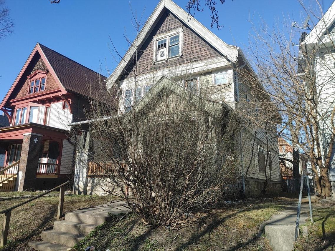 2551 N 40th St #2553, Milwaukee, WI 53210