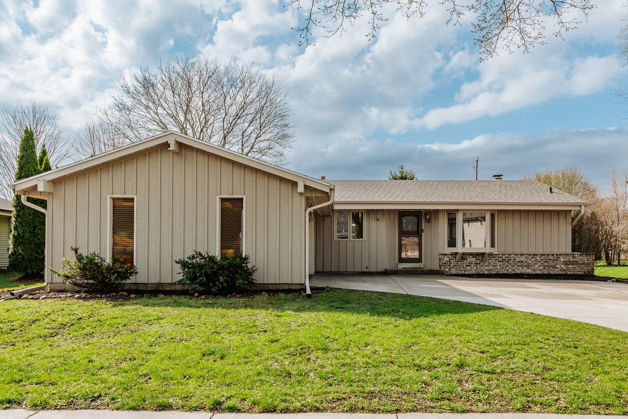 1127 Hemlock Ln, Waukesha, WI 53189