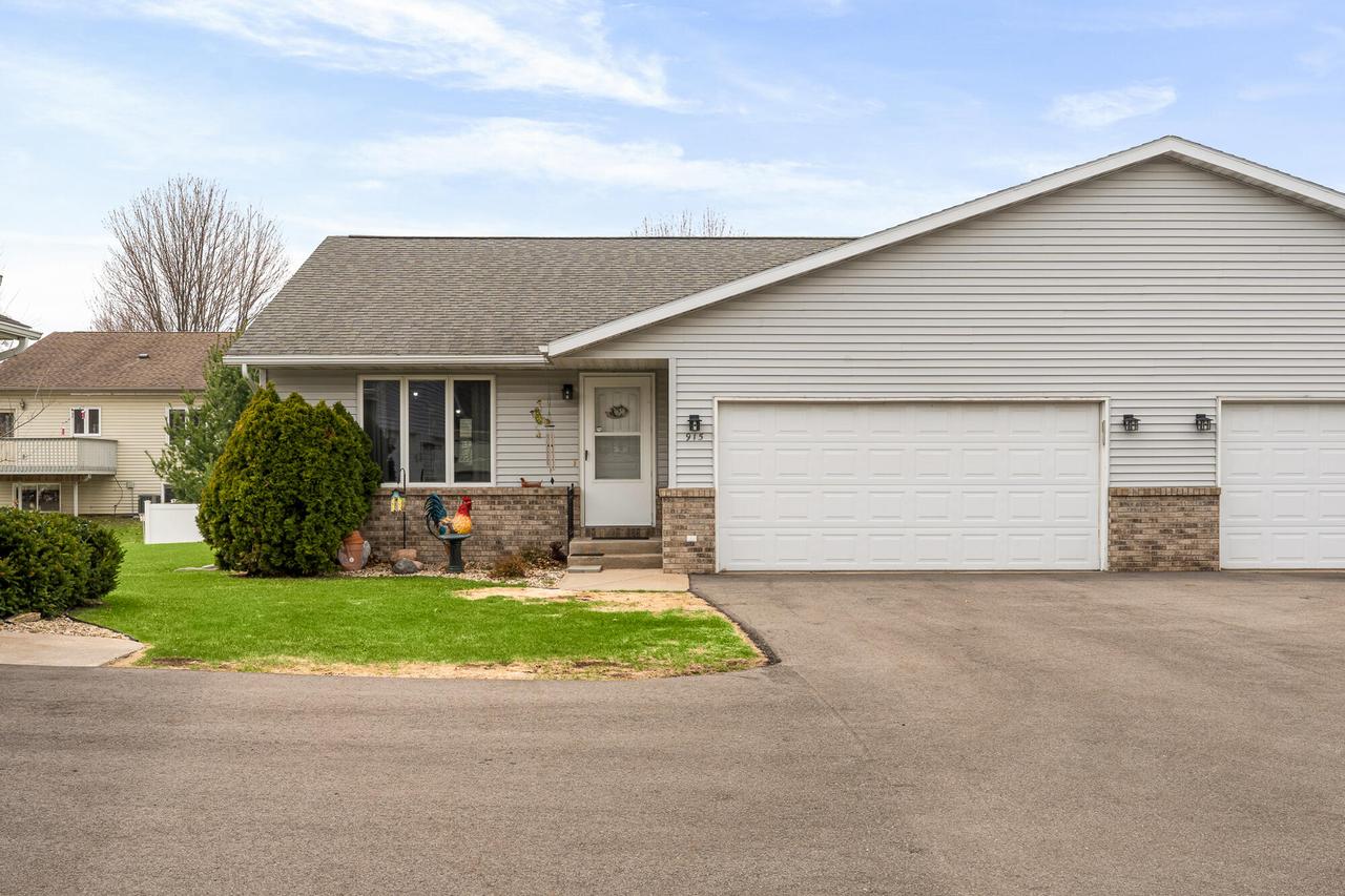 915 10th Ave, Onalaska, WI 54650