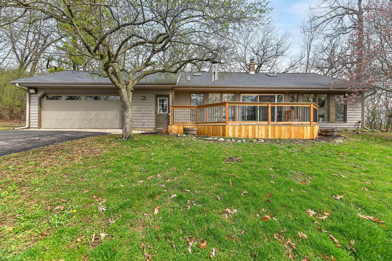 W3730 Scotch Bush Rd, Lafayette, WI 53121