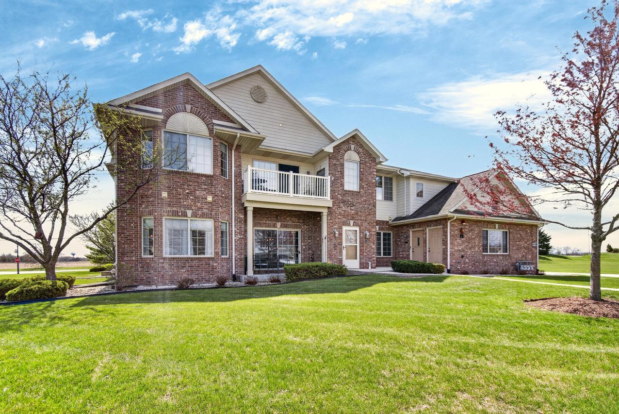 9296 Creekside Cir #212, Pleasant Prairie, WI 53158