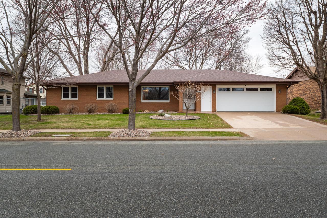 705 Grove St, Onalaska, WI 54650