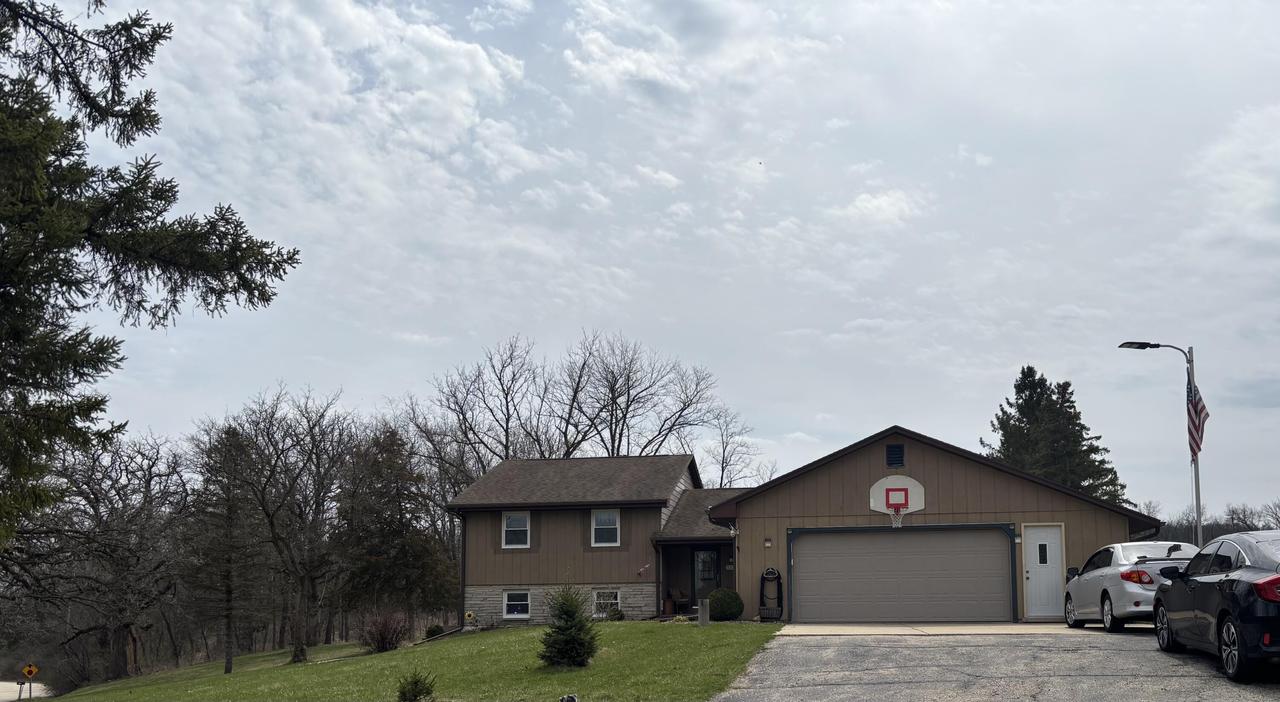 3377 N Hackbarth Rds, Janesville, WI 53548