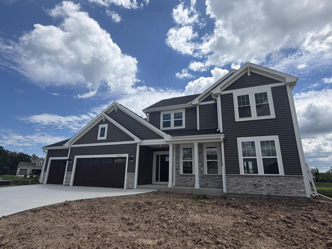 N73W17723 Mineral Dr, Menomonee Falls, WI 53051