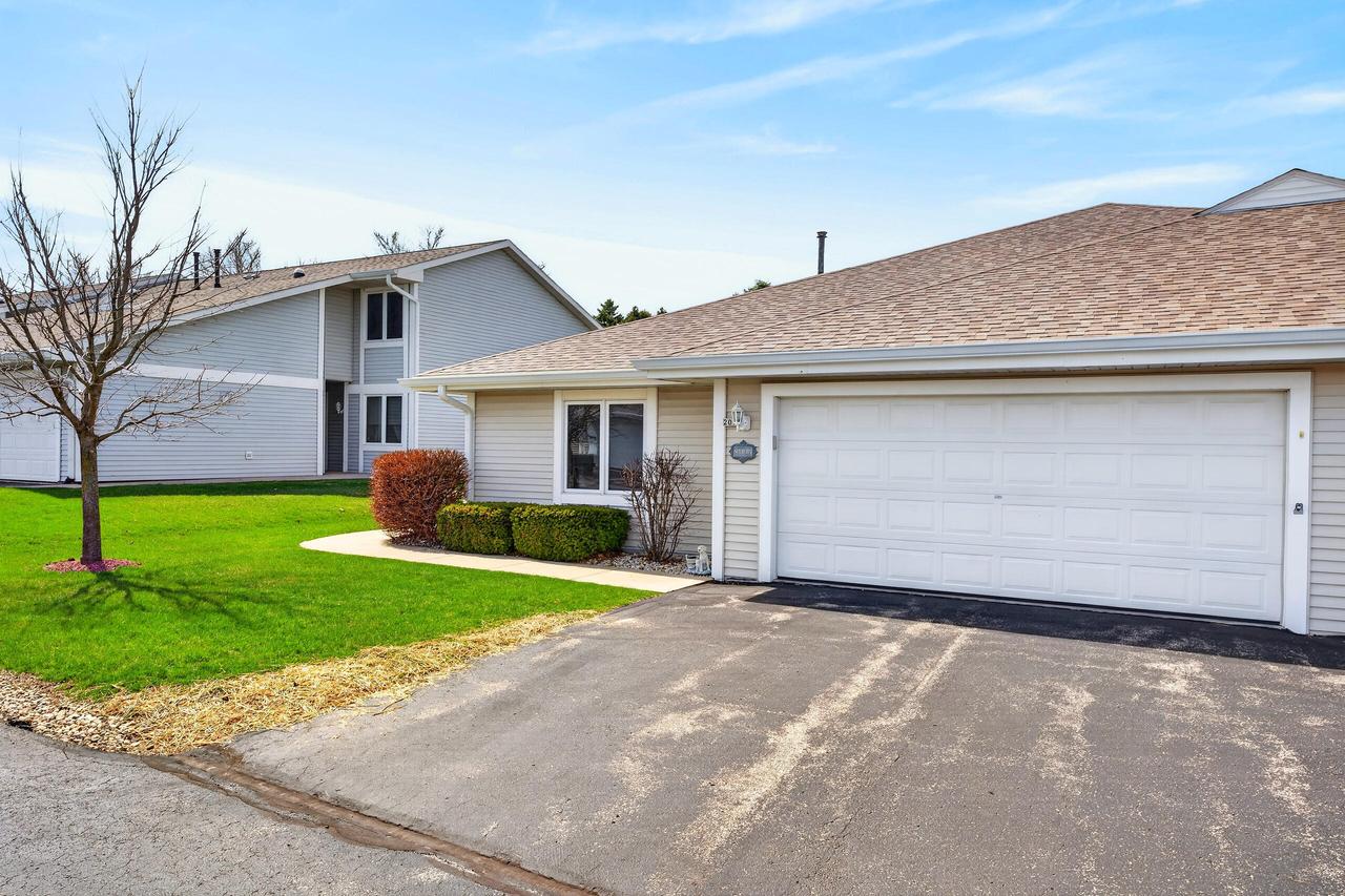 207 Hartford Sq, Hartford, WI 53027