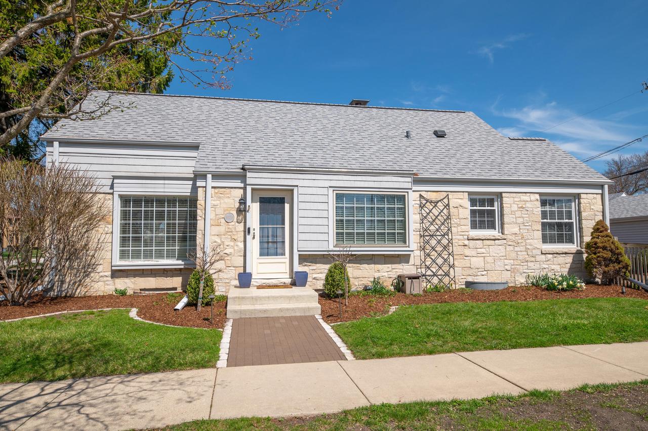 8528 W Meinecke Ave, Wauwatosa, WI 53226