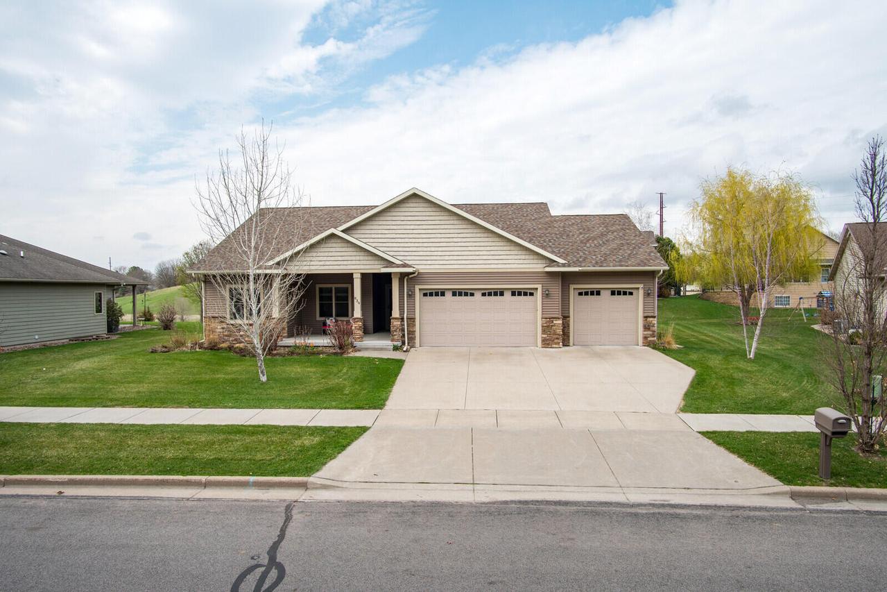 839 Rolling Oaks Dr, Onalaska, WI 54650