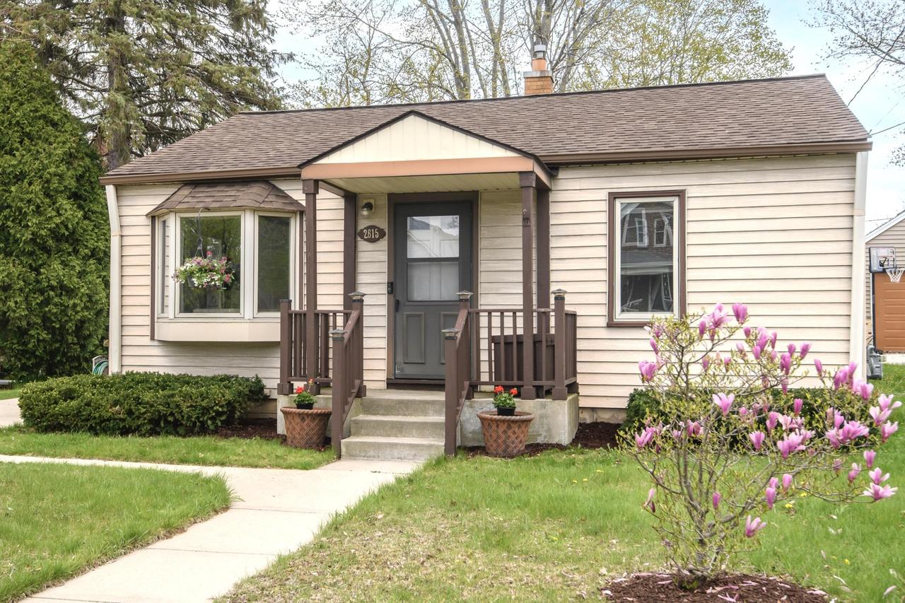 2615 E Denton Ave, Saint Francis, WI 53235