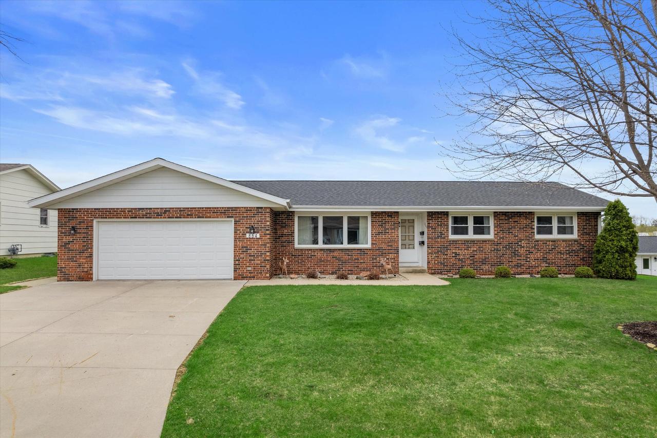 864 Mayer Ln, Mayville, WI 53050