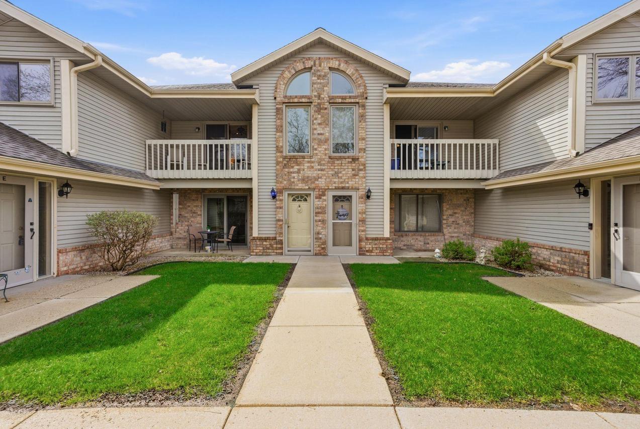 2112 Woodburn Rd #E, Waukesha, WI 53188