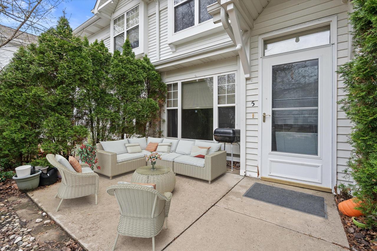 6168 S Creekside Dr #5, Cudahy, WI 53110